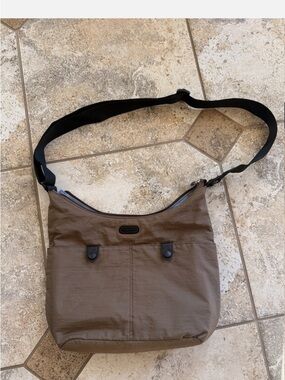 Baggalinni Brown
Tan Crossbody Bag with Adjustable Black Strap